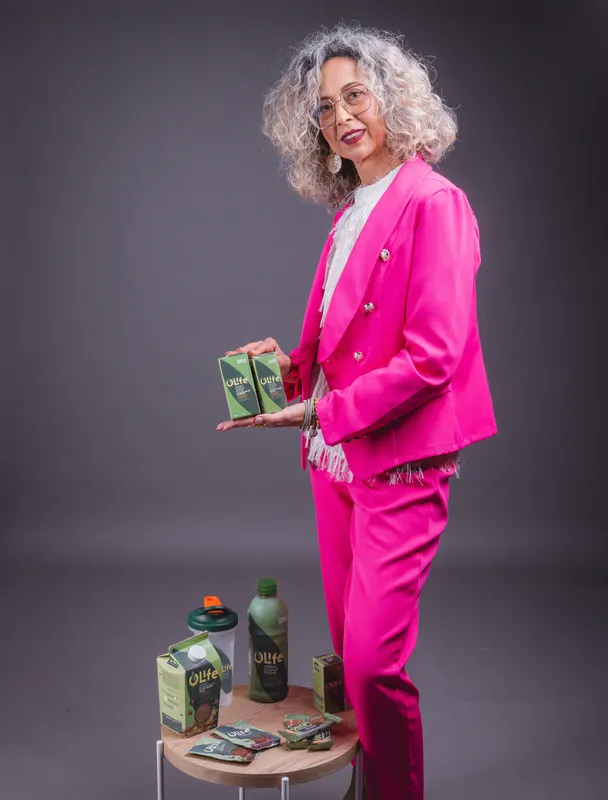 Vanda Pinheiro com produtos OLife