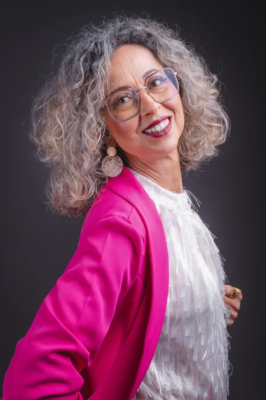 Vanda Pinheiro, sorridente, com casaco rosa