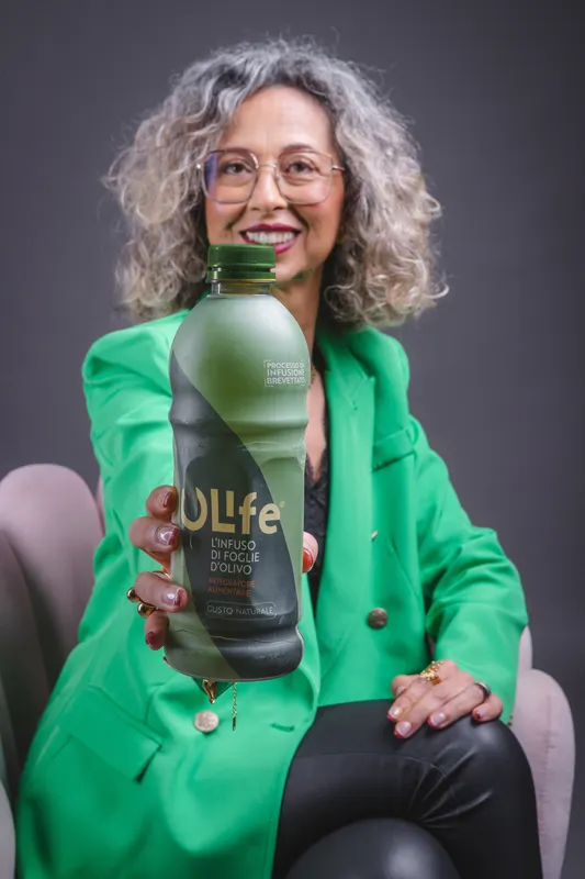 Vanda Pinheiro a mostrar uma garrafa de OLife