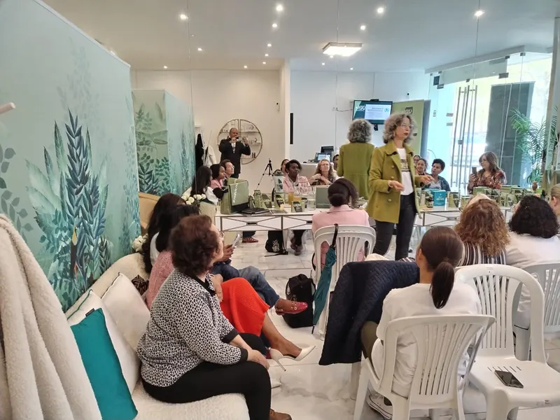 Grupo de mulheres numa sessão de formação